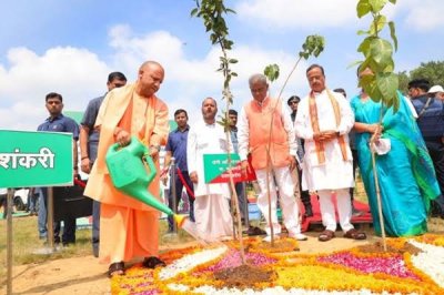 एक पेड़ मां के नामः 5 करोड़ पौधे लगाएगा यूपी