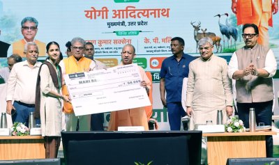 \'एक पेड़ मां के नाम\' कार्यक्रम में सम्मानित हुईं प्रतिभाएं, छात्र-छात्राओं और ग्राम प्रधानों ने सीएम योगी का जताया आभार