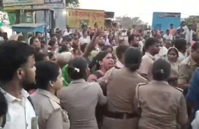 गाजीपुर में बवाल: मुठभेड़ में मारे गए कमलेश बिंद का शव पहुंचते ही भड़का विरोध