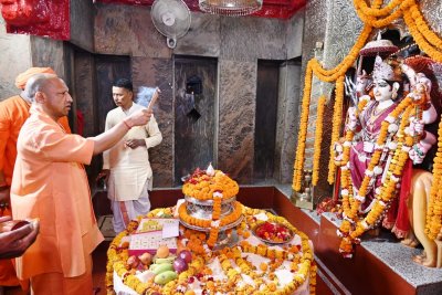 मुख्यमंत्री ने किए मां पाटेश्वरी के दर्शन : गोरक्षपीठाधीश्वर ने मां के चरणों में लगाई हाजिरी, स्वस्थ-समृद्ध उत्तर प्रदेश की कामना की