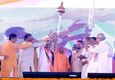 मंच पर मुख्यमंत्री के आने के बाद से पंडाल में गूंजता रहा जय श्री राम व बुलडोजर बाबा का जयघोष