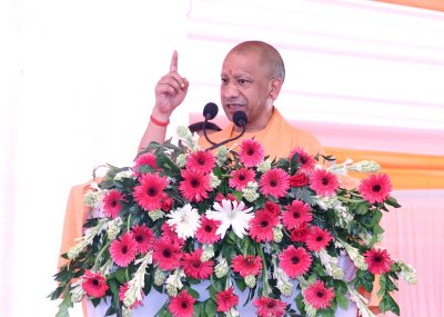 किसी ने उत्सव के रंग में भंग डाला तो वर्तमान के साथ भविष्य भी स्वाहा हो जाएगा: मुख्यमंत्री योगी