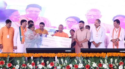 मुख्यमंत्री ने जनकल्याणकारी योजनाओं के लाभार्थियों को किया सम्मानित