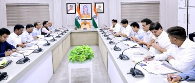 वस्त्रोद्योग के लिए नई कौशल विकास व्यवस्था तैयार हो, ग्रामोद्योग और माटीकला क्षेत्र में रोजगार की संभावनाओं को मिले नई गति : सीएम योगी