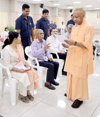किसी भी निर्धन या जरूरतमंद की शिक्षा को बाधित नहीं होने देगी सरकारः मुख्यमंत्री योगी