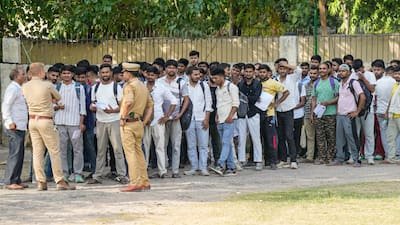 सिपाही भर्ती परीक्षा के दूसरे दिन 7.32 लाख अभ्यर्थी हुए शामिल, नकल और फर्जीवाड़े पर योगी सरकार का सख्त शिकंजा