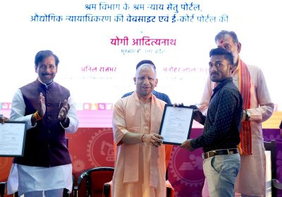 रोजगार से स्वावलंबन तक: योगी सरकार के प्रयासों से प्रदेश के युवा बन रहे सफल उद्यमी