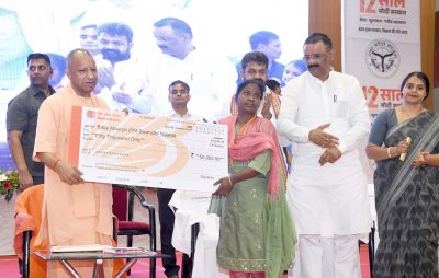 यूपी न्यूज़ : मुख्यमंत्री ने विभिन्न योजनाओं के लाभार्थियों को दिया स्वीकृति पत्र, चेक व चाबी