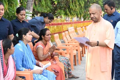 आर्थिक सहायता हो या आवास, सरकार हर जरूरत पर खड़ी है साथः सीएम योगी