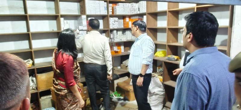 योगी सरकार का ‘ऑपरेशन क्लीन मेडिसिन’ : आगरा में 3.63 करोड़ की नकली, एक्सपायर्ड और सरकारी सप्लाई की दवाएं जब्त, 8 अवैध गोदाम सील