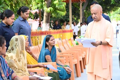 जरूरतमंदों के इलाज और मकान की व्यवस्था कराएगी सरकार: सीएम योगी