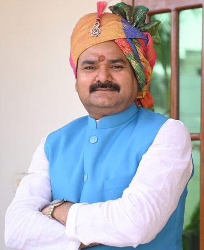 मंत्री ने अखिलेश यादव से पूछा, सपा में सामाजिक न्याय या जातीय वर्चस्व?