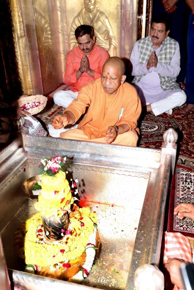 सीएम योगी ने काशी विश्वनाथ धाम में किया पूजन-अर्चन