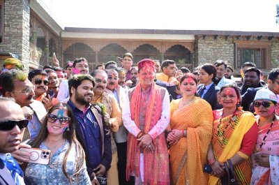 उत्तराखंड : मुख्यमंत्री आवास में पारंपरिक रंगों और लोकसंस्कृति के संग होली मिलन