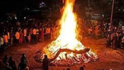 मथुरा के फालैन में अनोखा होलिका दहन, धधकती आग से सकुशल निकले संजू पंडा