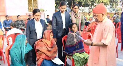 गोरखपुर में जनता दर्शन: सीएम योगी ने सुनीं करीब 150 लोगों की समस्याएं, गंभीर बीमारियों के इलाज को दी आर्थिक सहायता का भरोसा