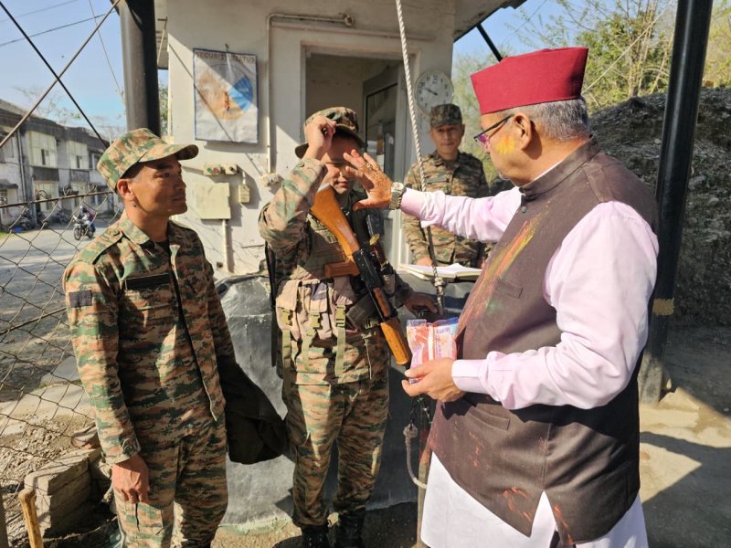 Uttarakhand : गणेश जोशी ने जवानों संग मनाई होली, मिठाई खिलाकर बढ़ाया मनोबल