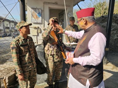 Uttarakhand : गणेश जोशी ने जवानों संग मनाई होली, मिठाई खिलाकर बढ़ाया मनोबल