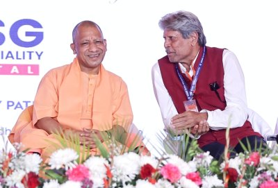 जैसे कपिल देव को देखकर ही पाकिस्तान आधा मैच हार जाता था, वैसे ही डॉक्टर के व्यवहार से आधी बीमारी हार जाती है: सीएम योगी