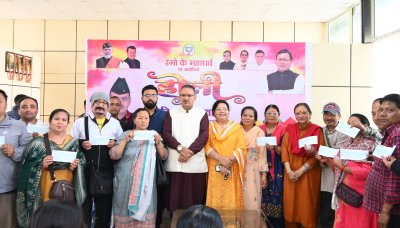 महिला दिवस पर गणेश जोशी ने पूर्व सैनिक की बेटी को दिया लैपटॉप, आपदा प्रभावित 15 परिवारों को भी बांटी सहायता राशि