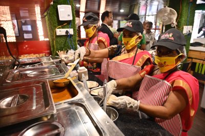 यूपी न्यूज़ : प्रेरणा कैंटीन से जुड़कर 10 हजार से अधिक महिलाएं बनीं लखपति