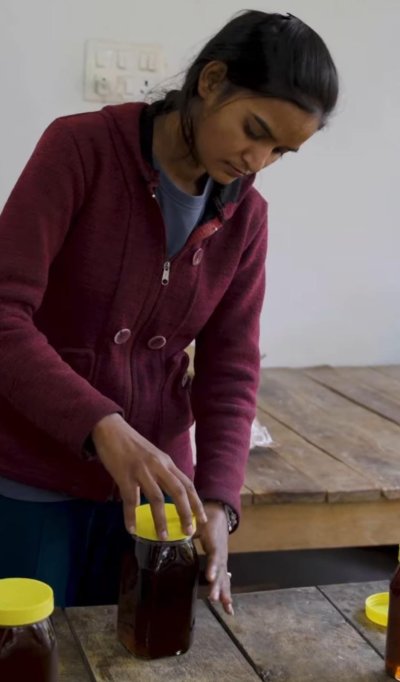 जानिए कैसे नौकरी छोड़कर शिवानी ने मधुमक्खी पालन से उद्यमिता की शुरुआत की ? आज \'बनारसी हनी\' बना रहा उनकी पहचान