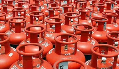 LPG की किल्लत के बीच जमाखोरों पर कार्रवाई तेज, कई राज्यों में छापेमारी में बड़ी मात्रा में सिलेंडर बरामद