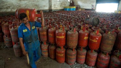 Gas Shortage Hits Kashi’s Annapurna Kitchen, Devotees Return Without Prasad
