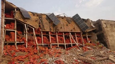 हाथरस में मौसम का असर: बिजली गिरने से कोल्ड स्टोरेज की दीवार ढही, हजारों आलू के पैकेट नष्ट