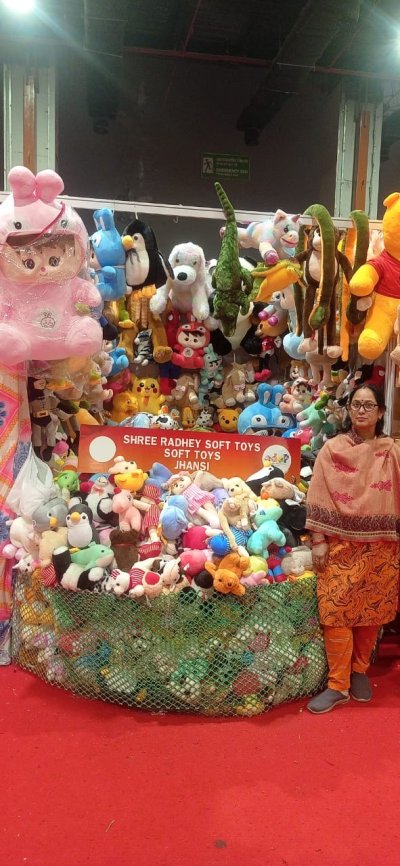 सरकारी प्रशिक्षण और सहयोग से बदली जिंदगी, सॉफ्ट टॉयज से पहचान बना रहीं वंदना