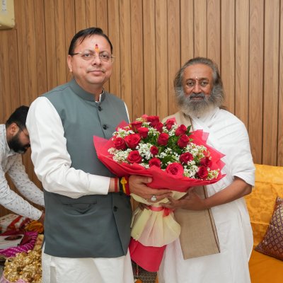 उत्तराखंड : ऋषिकेश में सीएम धामी ने श्री श्री रविशंकर से लिया आशीर्वाद, आध्यात्मिक विकास पर मंथन