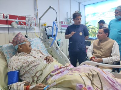 एम्स ऋषिकेश पहुंचे मुख्यमंत्री धामी, सतपाल महाराज के स्वास्थ्य का लिया हाल