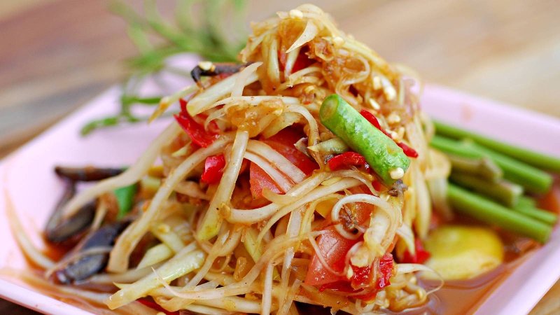 Fresh & Light: Raw Papaya Salad Emerges as a Go-To Summer Recipe for Better Digestion and Natural Detox