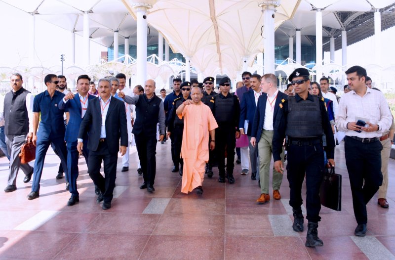 नोएडा इंटरनेशनल एयरपोर्ट के लोकार्पण की तैयारियों का सीएम योगी ने लिया जायजा, 28 मार्च को पीएम मोदी करेंगे उद्घाटन