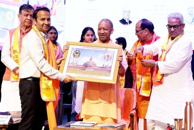 अपने कर्तव्य को निष्ठा से निभाकर राष्ट्र निर्माण में योगदान देना ही सच्ची राष्ट्रभक्ति है – सीएम योगी