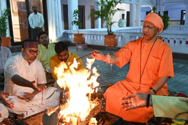 यूपी न्यूज़ : महागौरी की पूजा कर मुख्यमंत्री ने किया हवन, लोकमंगल की प्रार्थना की