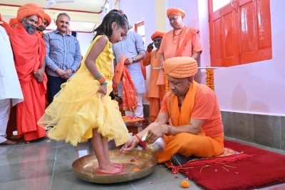 गोरखनाथ मंदिर में कन्या पूजन: मुख्यमंत्री योगी ने निभाई परंपरा, श्रद्धा के साथ किया पूजन-अर्चन