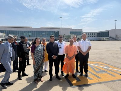 ऐतिहासिक क्षण: जेवर से पहली उड़ान, राज्यपाल आनंदीबेन पटेल व सीएम योगी ने किया लखनऊ का सफर