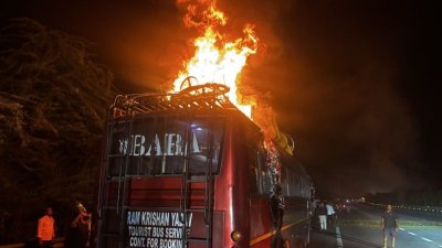 Panic on Yamuna Expressway as Bus Catches Fire; All Passengers Rescued Safely