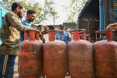 सरधना में गैस एजेंसी बंद रहने से हंगामा, उपभोक्ताओं में नाराजगी; एक किशोर बेहोश