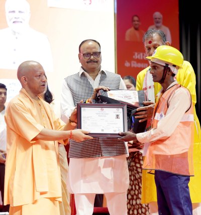 यूपी न्यूज़ : \'पहले अंधेरा था, अब घर में उजाला\', श्रमिकों ने गिनाईं सरकार से मिली सहूलियतें