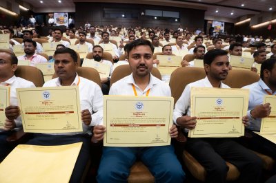 यूपी न्यूज़ : सीएम योगी के हाथों नियुक्ति पत्र पाकर खिले अभ्यर्थियों के चेहरे