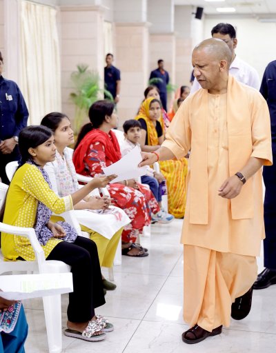 बच्चों को बढ़ाएं, शिक्षित-समृद्ध-सशक्त भारत बनाएंः मुख्यमंत्री योगी