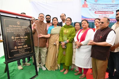 देहरादून-मसूरी मोटर मार्ग पर नए स्थायी डबल लेन पुल के निर्माण कार्य का शिलान्यास करते कैबिनेट मंत्री गणेश जोशी