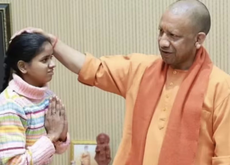 मुख्यमंत्री ने सुनाई मूक-बधिर बच्ची \'खुशी\' की प्रेरक कहानी, बोले- हर दिव्यांगजन में प्रतिभा, बस चाहिए सही अवसर और सहयोग
