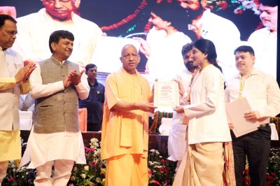 यूपी न्यूज़ : नियुक्ति पत्र पाकर भावुक हुए चयनित अभ्यर्थी, बोले- पारदर्शी भर्ती प्रक्रिया ने बढ़ाया सरकार पर विश्वास
