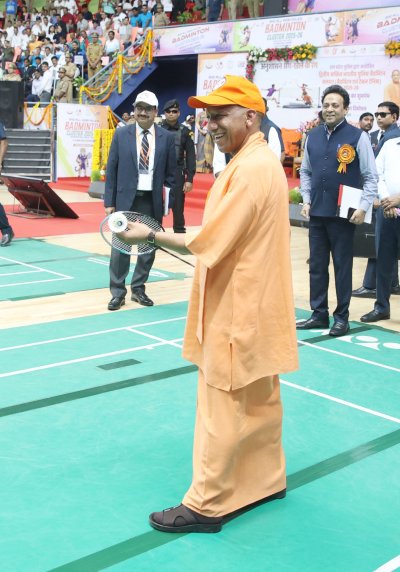सीएम का खिलाड़ियों को मंत्र- जैसे बैडमिंटन में शटल कॉक को गिरने नहीं देते, वैसे ही सपनों को टूटने न देना