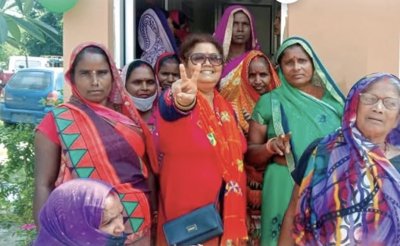 गांव से सीधे बाजार: योगी सरकार के सहयोग और नई तकनीक से ग्रामीण महिलाएं बन रहीं स्वावलंबी
