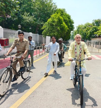 यूपी न्यूज़ : सीएम योगी की प्रेरणा से ईंधन बचत अभियान को मिली नई रफ्तार, साइकिल से विधानसभा पहुंचे वित्त मंत्री