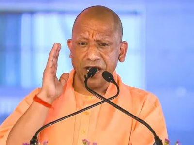 मुख्यमंत्री योगी के निर्देश पर आपदा पीड़ितों के घर पहुंचे जिलों के प्रभारी मंत्री, संवेदना के साथ सौंपी सहायता राशि